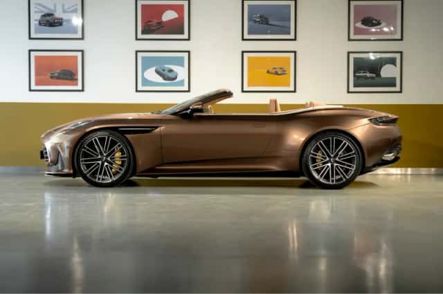 Aston Martin DB12 Volante (2024) thumbnail 3