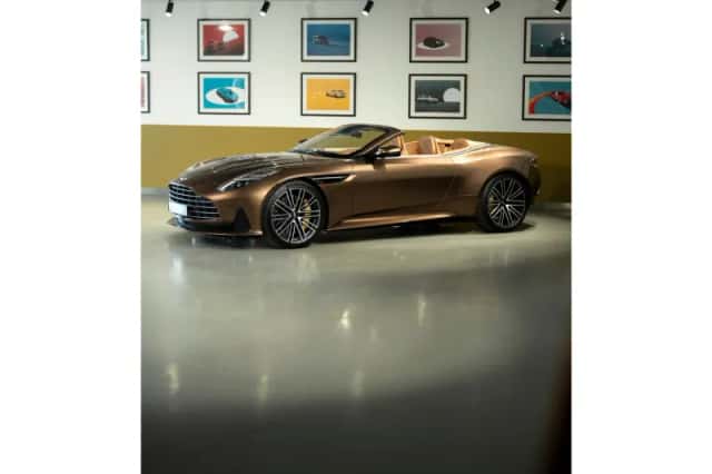 Aston Martin DB12 Volante (2024) thumbnail 5