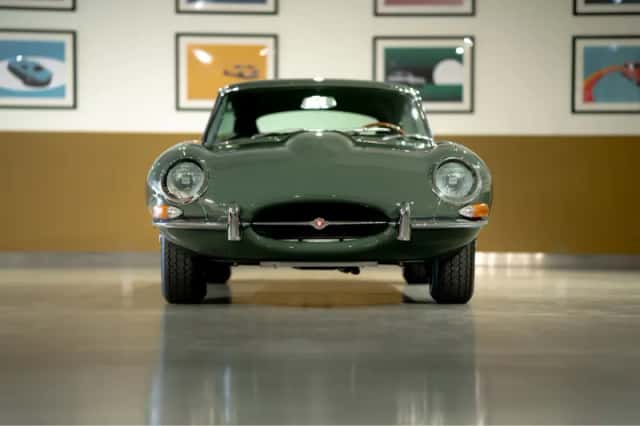 Jaguar E-Type (1966) thumbnail 2