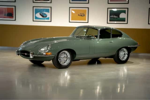 Jaguar E-Type (1966) thumbnail 3