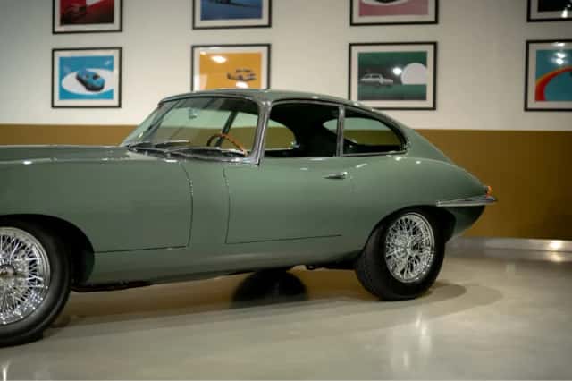 Jaguar E-Type (1966) thumbnail 4