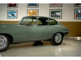 Jaguar E-Type (1966) thumbnail 4