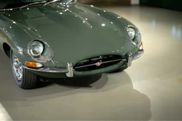 Jaguar E-Type (1966) thumbnail 5