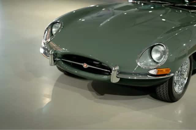 Jaguar E-Type (1966) thumbnail 6
