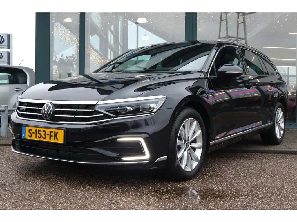 Volkswagen Passat (2023) — foto 1