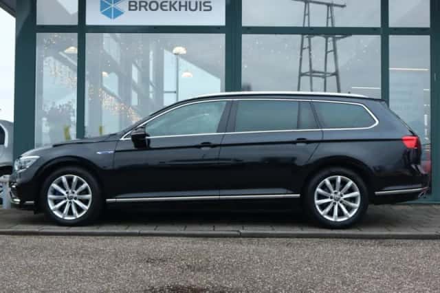 Volkswagen Passat (2023) thumbnail 2