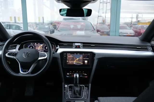 Volkswagen Passat (2023) thumbnail 32