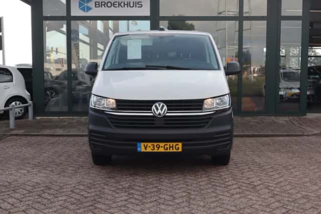 Volkswagen Transporter (2023) thumbnail 2