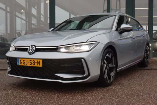 Volkswagen Passat (2024) thumbnail 1