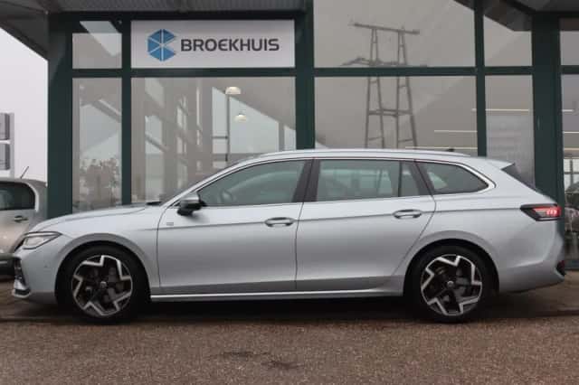 Volkswagen Passat (2024) thumbnail 2