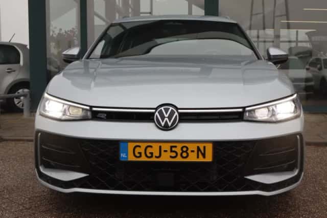 Volkswagen Passat (2024) thumbnail 11
