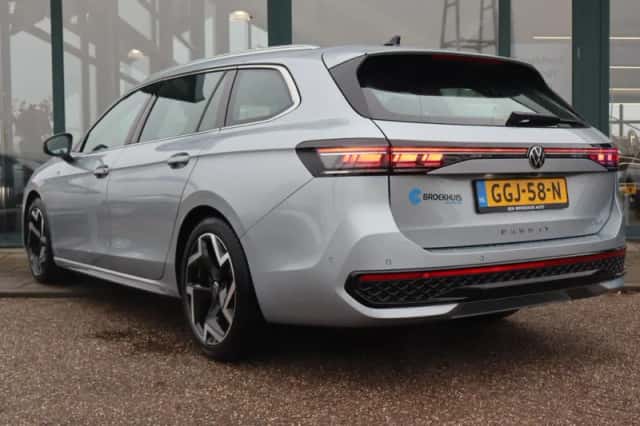 Volkswagen Passat (2024) thumbnail 3