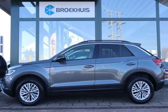 Volkswagen T-Roc (2024) thumbnail 2