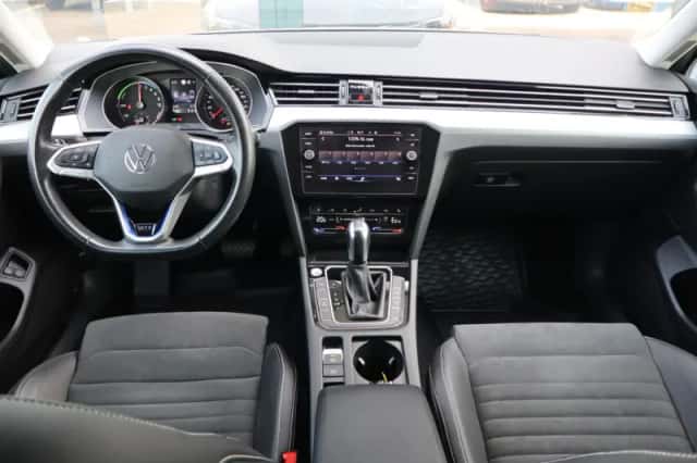 Volkswagen Passat (2022) thumbnail 3
