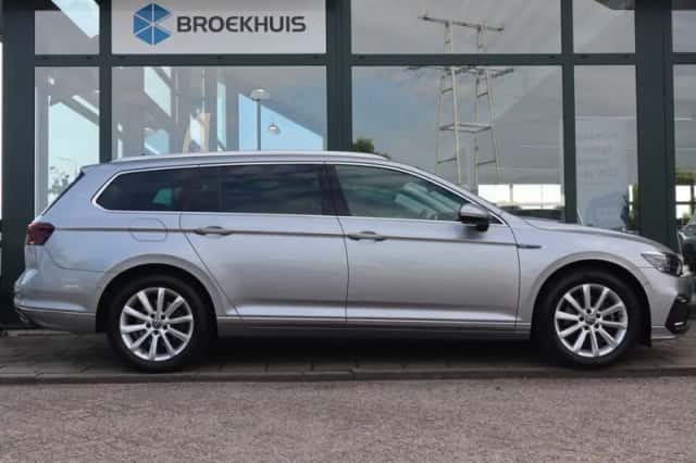 Volkswagen Passat (2022) thumbnail 5