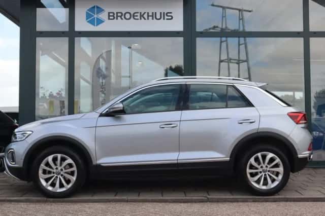 Volkswagen T-Roc (2023) thumbnail 3