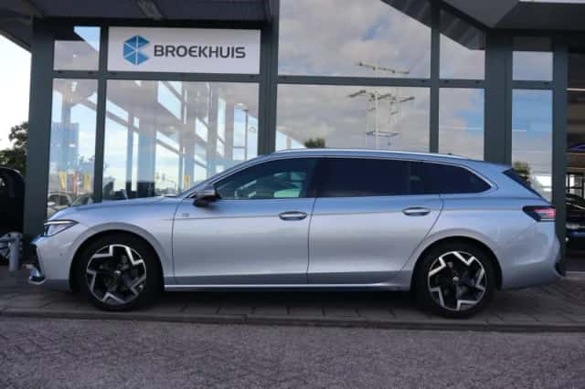 Volkswagen Passat (2024) thumbnail 2