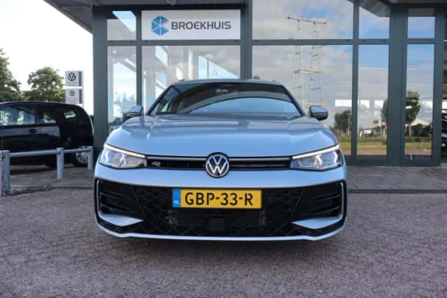 Volkswagen Passat (2024) thumbnail 3