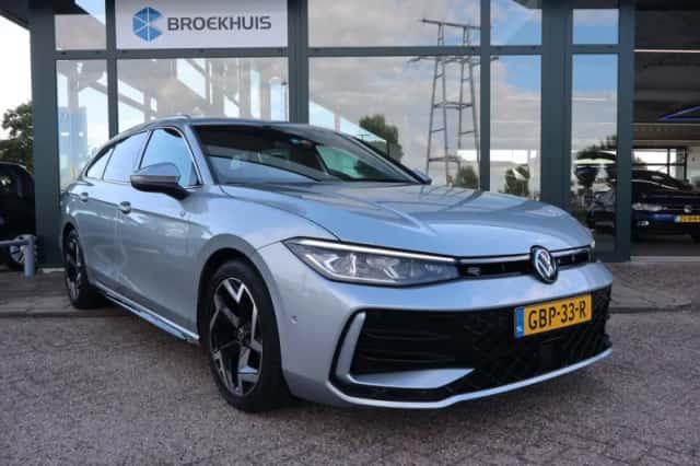 Volkswagen Passat (2024) thumbnail 4
