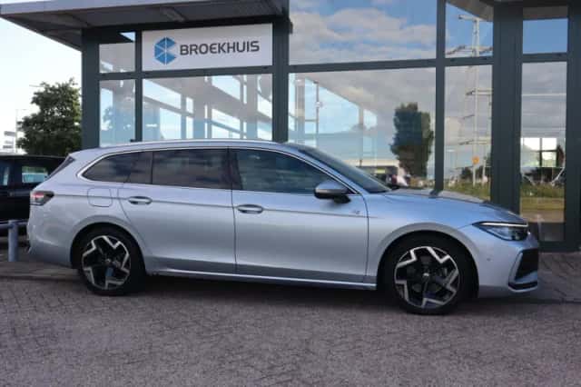 Volkswagen Passat (2024) thumbnail 6