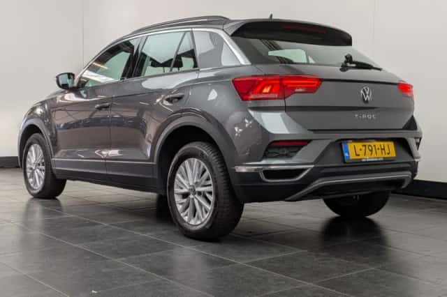 Volkswagen T-Roc (2021) thumbnail 2
