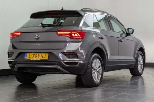 Volkswagen T-Roc (2021) thumbnail 3