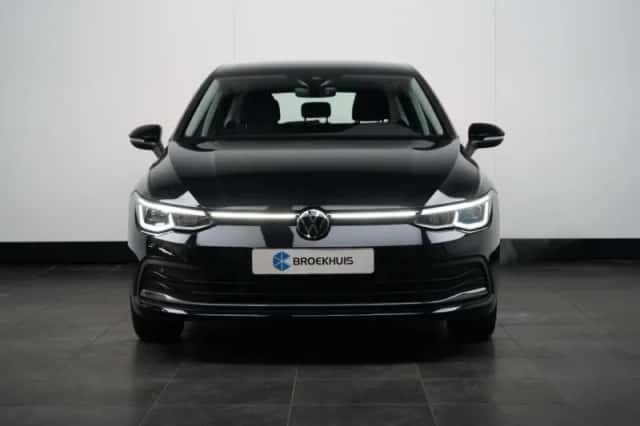 Volkswagen Golf (2023) thumbnail 2