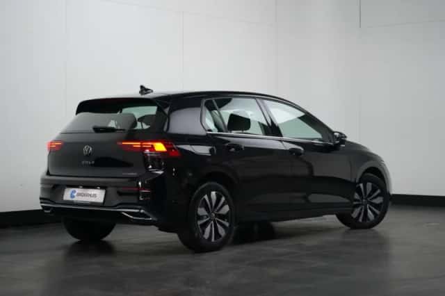 Volkswagen Golf (2023) thumbnail 3