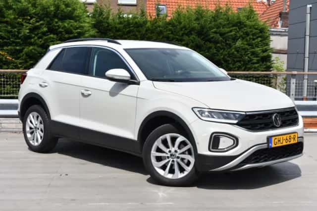 Volkswagen T-Roc (2024) thumbnail 2