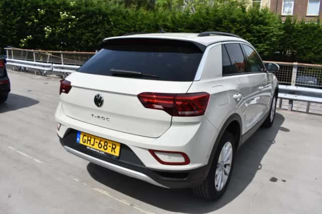 Volkswagen T-Roc (2024) thumbnail 4
