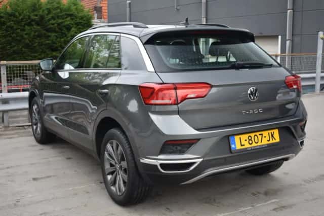 Volkswagen T-Roc (2021) thumbnail 3