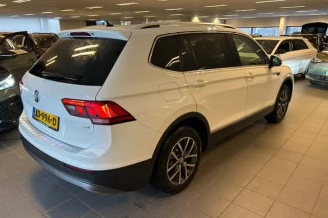 Volkswagen Tiguan (2018) thumbnail 2