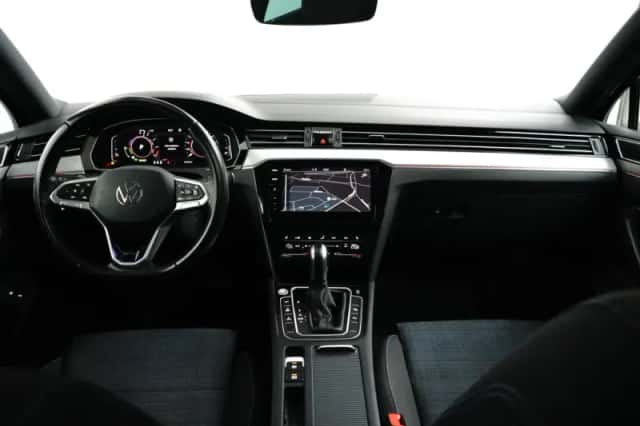 Volkswagen Passat (2022) thumbnail 10