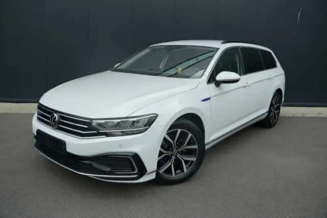 Volkswagen Passat (2021) thumbnail 1