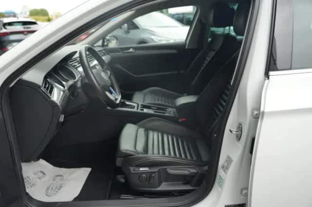 Volkswagen Passat (2021) thumbnail 4