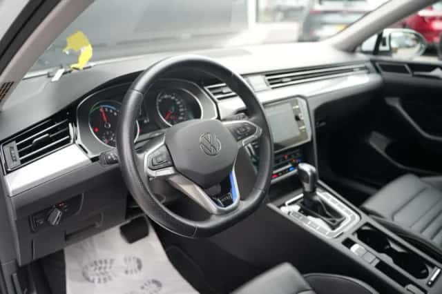 Volkswagen Passat (2021) thumbnail 6