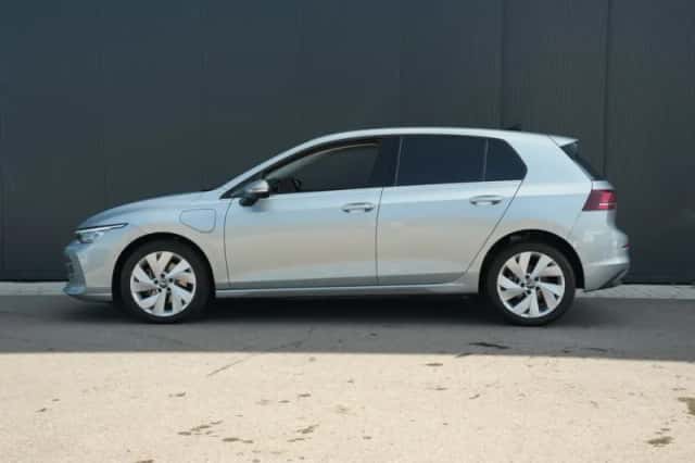 Volkswagen Golf (2025) thumbnail 3