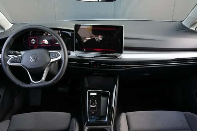 Volkswagen Golf (2025) thumbnail 4