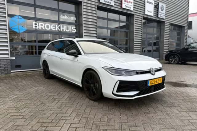Volkswagen Passat (2025) thumbnail 2