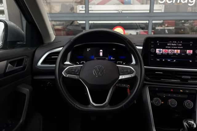 Volkswagen T-Roc (2023) thumbnail 12