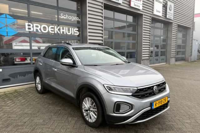 Volkswagen T-Roc (2023) thumbnail 4