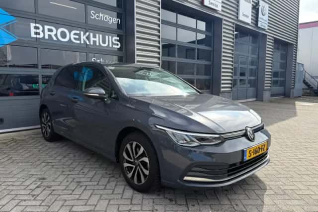 Volkswagen Golf (2022) thumbnail 2