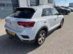 Volkswagen T-Roc (2018) thumbnail 3