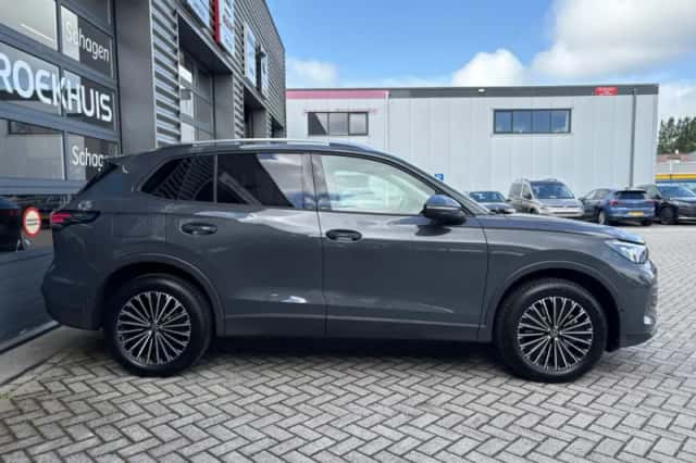 Volkswagen Tiguan (2025) thumbnail 5