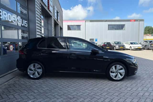 Volkswagen Golf (2023) thumbnail 5
