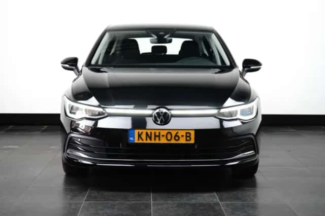Volkswagen Golf (2023) thumbnail 2