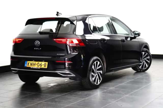 Volkswagen Golf (2023) thumbnail 4