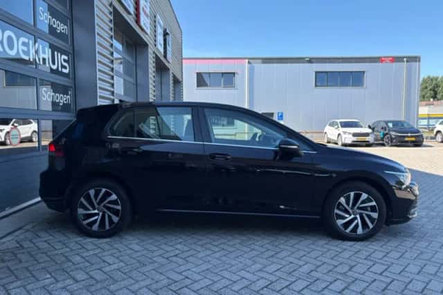 Volkswagen Golf (2023) thumbnail 5