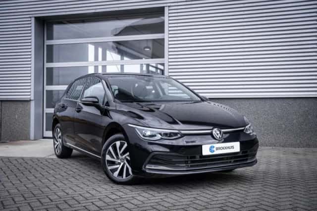 Volkswagen Golf (2023) thumbnail 2