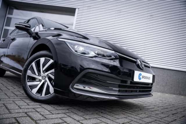 Volkswagen Golf (2023) thumbnail 3